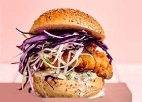burgers de poulet mariné au lait battu frit et aux 2 choux