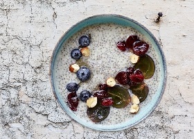 porridge revisité aux graines de chia et au sirop d'airelles