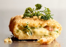 croquettes aux crevettes grises et aux herbes panés aux amandes