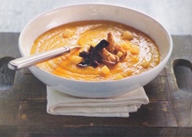 potage de butternut aux dés de comté et champignons des bois sautés