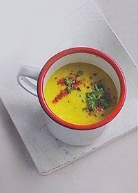 potage de chou-fleur rôti au lait de coco et au curcuma