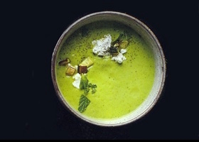 potage de courgettes à la ricotta et à la menthe