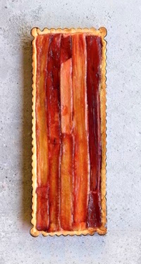 tarte à la rhubarbe sur fond de crème d'amande